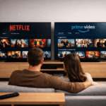 Couple assis dans un salon moderne regardant deux Smart TV côte à côte affichant les interfaces de streaming, l’une orientée séries et recommandations personnalisées, l’autre proposant un catalogue plus varié, ambiance chaleureuse et utilisation sur grand écran